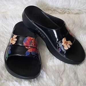 OOFOS Women's Black Floral Slide Sandals